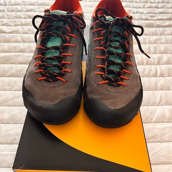 La Sportiva Womens Carbon and Aqua Shoes - Picture 3 of 5